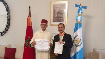 Remise à Jakarta d'une décoration Royale à l’ex-ambassadeur de Guatemala au Maroc