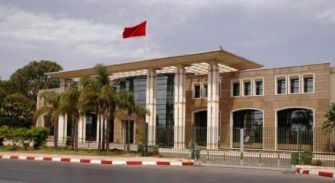 و قد قدم القنصل العام للمملكةبفيل موبل تعازي الوزارة لوالدة المرحوم في اتصال هاتفي مساء هذا اليوم. و أبلغها أن المصالح القنصلية ستقوم باستكمال جميع الإجراءات اللازمة الى جانب السلطات المختصة لترحيل جثمان الفقيد في اقرب الأجال الممكنة. وكان المرحوم ذو العشرين ربيعا قد توفي اثر حادثة غرق. انا لله و انا اليه راجعون.